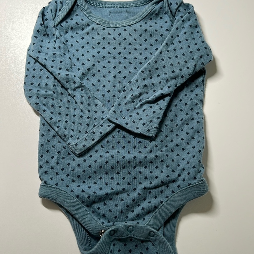 Great condition Gap long sleeve onesie, size 3-6M. Blue with navy stars